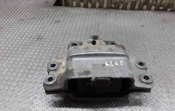 Volkswagen PASSAT B6 Engine mount bracket 3C0199555