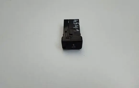 Toyota Yaris USB socket connector 