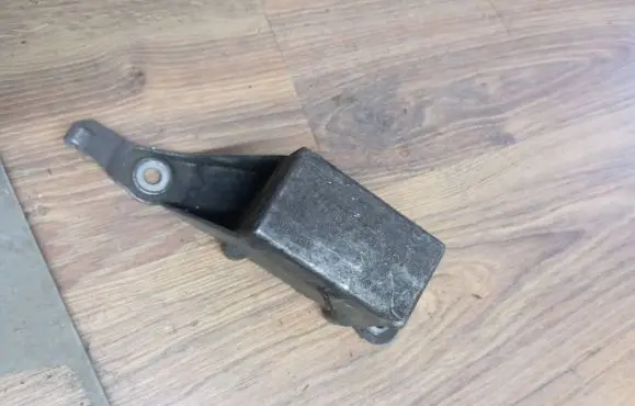 Volvo V70 Engine mount bracket 30645159