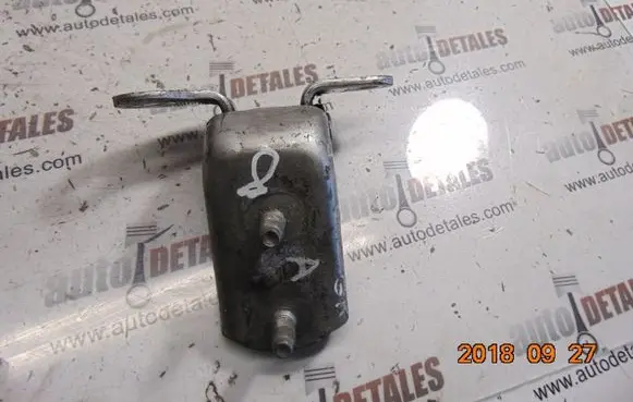 Toyota Avensis T220 Rear door lower hinge