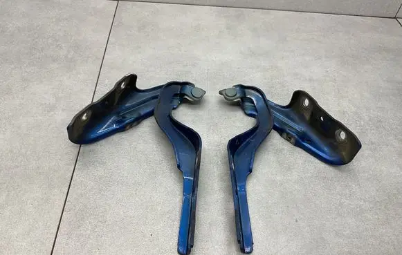 Skoda Fabia Mk3 (NJ) Engine bonnet/hood hinges 6V0823301 6V0823302