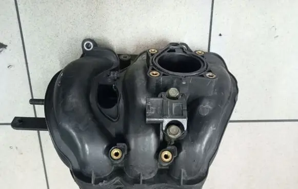 Toyota Yaris Intake manifold 1KR