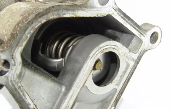 Nissan X-Trail T30 Thermostat housing 