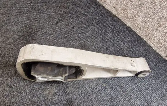 Land Rover Range Rover Evoque L551 Engine mount bracket K8D26P082AB K8D26P082