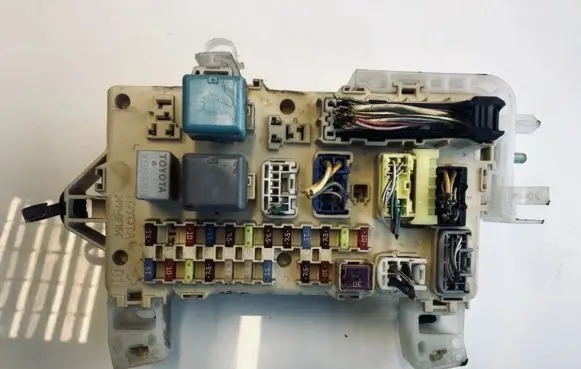 Toyota Corolla Verso AR10 Fuse box set 892210f010 89221-0f010