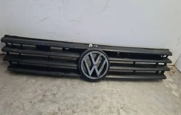 Volkswagen PASSAT B4 Front bumper upper radiator grill 3A0853653C