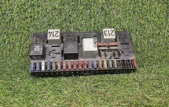 Audi 80 90 S2 B4 Fuse module 443941822B