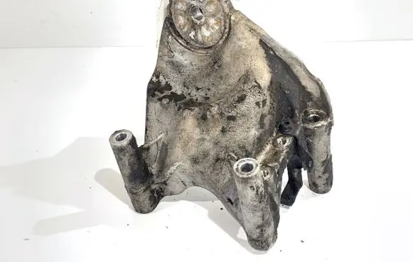 Volkswagen Touareg I Engine mounting bracket 070199308A