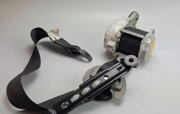 Toyota RAV 4 (XA30) Front seatbelt 0435101