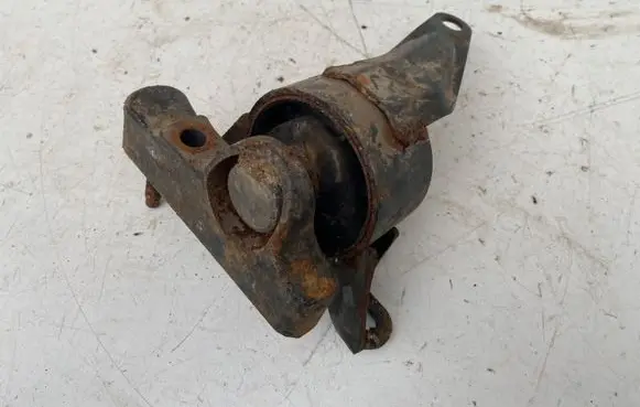 Toyota Corolla E110 Engine mount bracket