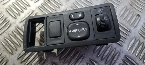 Toyota Avensis T250 Wing mirror switch 183574