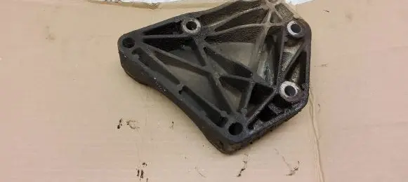 Opel Zafira A Engine mounting bracket 9058152422