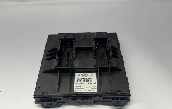 Volkswagen Jetta VI Central body control module 5C0937087J 5C0937087