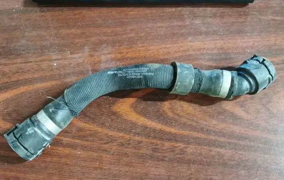 Coolant pipe/hose