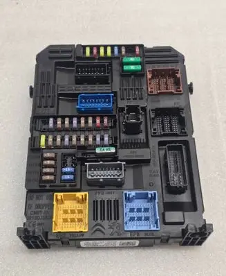 Peugeot 2008 II Fuse module 985566508000