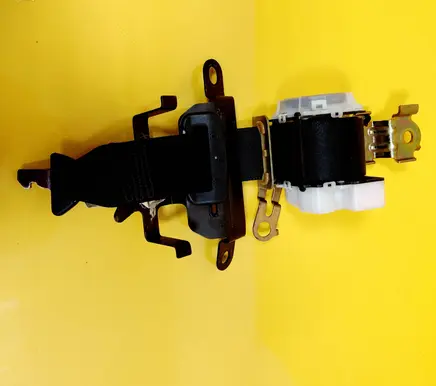 Toyota Corolla Verso E121 Middle seatbelt (rear) 7D6680