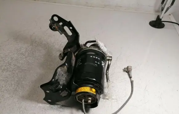 Toyota Avensis T270 Fuel filter bracket/mount holder 233000R070
