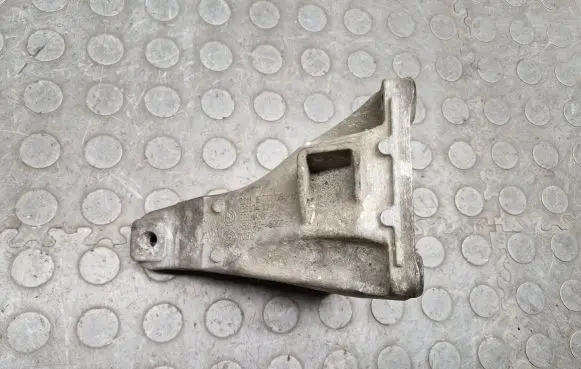 BMW 3 E90 E91 Engine mounting bracket 6777064
