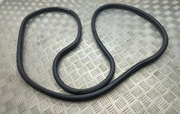 Rear door rubber seal (on body)