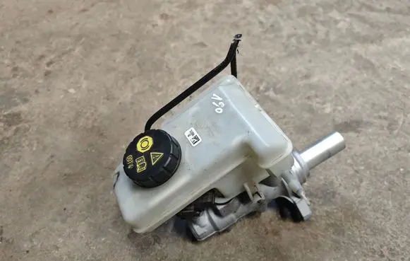 Skoda Superb B8 (3V) Master brake cylinder 5Q1611301D 5Q1611301