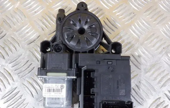 Volkswagen PASSAT B7 Front door window regulator motor 3AA959702A