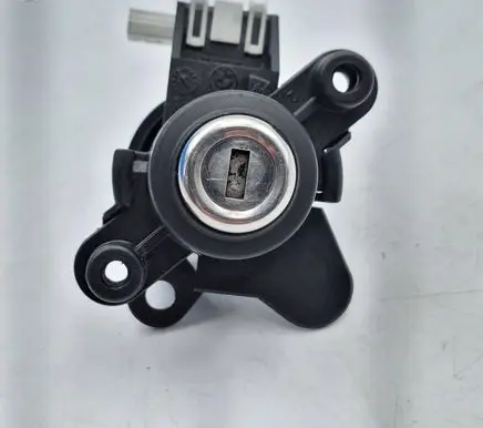 BMW 5 E60 E61 Tailgate exterior lock 8241088 7201533 51247201533