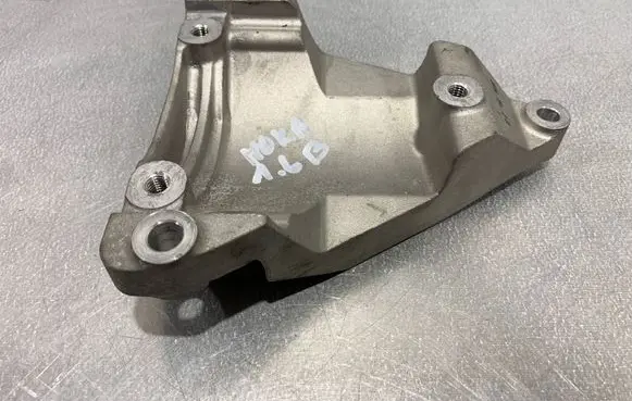 Chevrolet Trax A/C compressor mount bracket 55577158