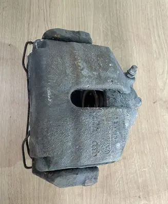 Volkswagen PASSAT B6 Front brake caliper 582
