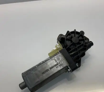 Mercedes-Benz CLS C219 Seat adjustment motor 0390203004