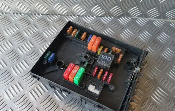 Volkswagen Golf V Fuse module 1K0937125A