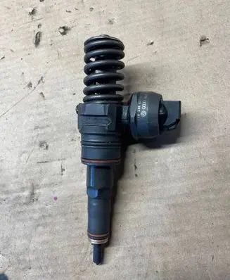 Volkswagen PASSAT B5.5 Fuel injector 038130073AL