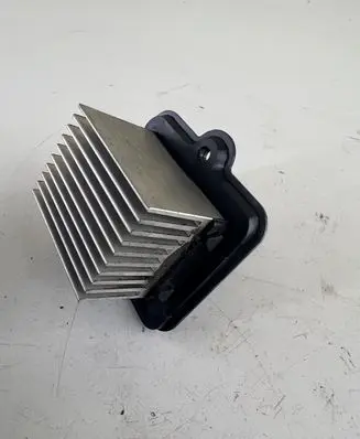Suzuki Ignis Heater blower motor/fan resistor D8D020