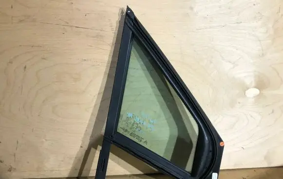 Citroen C4 I Front vent window/glass (coupe) as2