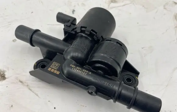 Volkswagen Golf VII Fuel pressure regulator 5Q0201559A