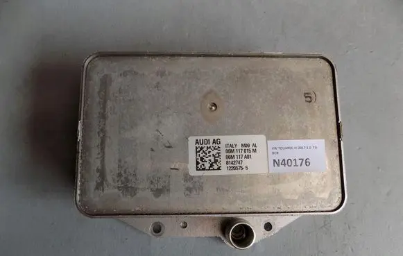 Volkswagen Touareg III Engine oil radiator 06M117015