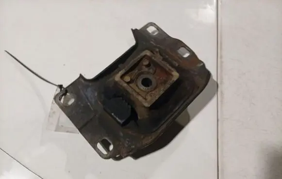 Volvo V50 Engine mount bracket 3M517M121