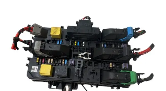 Opel Zafira B Fuse module 13220829 5DK00866943