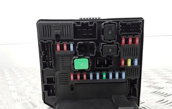 Nissan Qashqai Fuse module 284B7JD02E