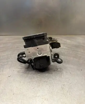 Volvo V70 ABS Pump 31261142 10092604043 000404974D0
