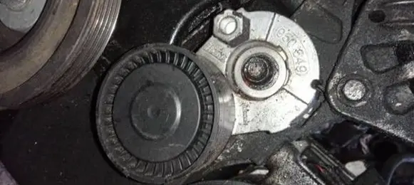 Renault Megane III Generator/alternator belt tensioner 950649