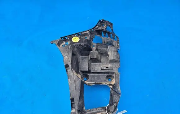 BMW 1 F40 Rear bumper mounting bracket 8072575