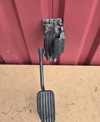 Accelerator throttle pedal