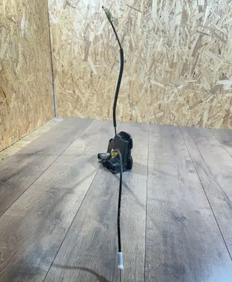 Opel Insignia B Front door lock 13597527