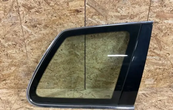 Volkswagen Touareg I Rear side window 7L6845298