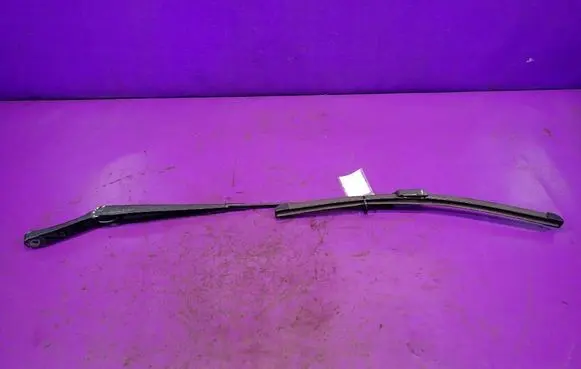 Volkswagen PASSAT B6 Front wiper blade arm