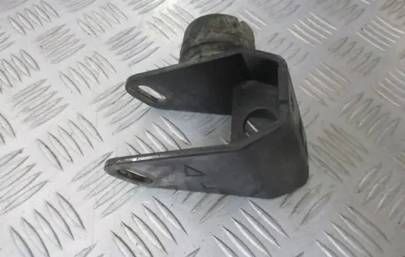 Toyota Avensis T220 Engine mounting bracket