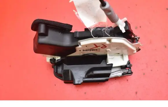 Volkswagen PASSAT CC Rear door lock 5E0839016
