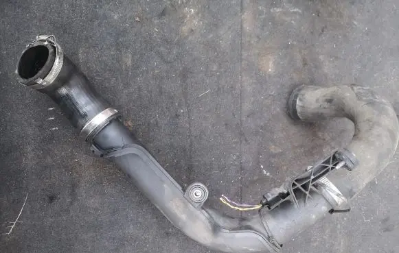 Volkswagen Jetta VI Intercooler hose/pipe 1K0145762HS