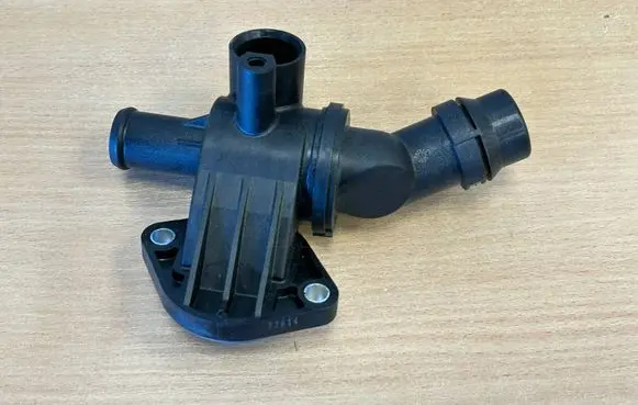 Volkswagen PASSAT B6 Thermostat/thermostat housing 06F121111G