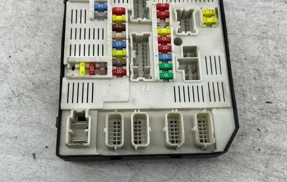 Renault Megane III Fuse module 284B61871R 519339402 9636154582